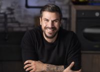 Χρεοκόπησε ο Άκης Πετρετζίκης; – Λουκέτο στα μαγαζιά του!