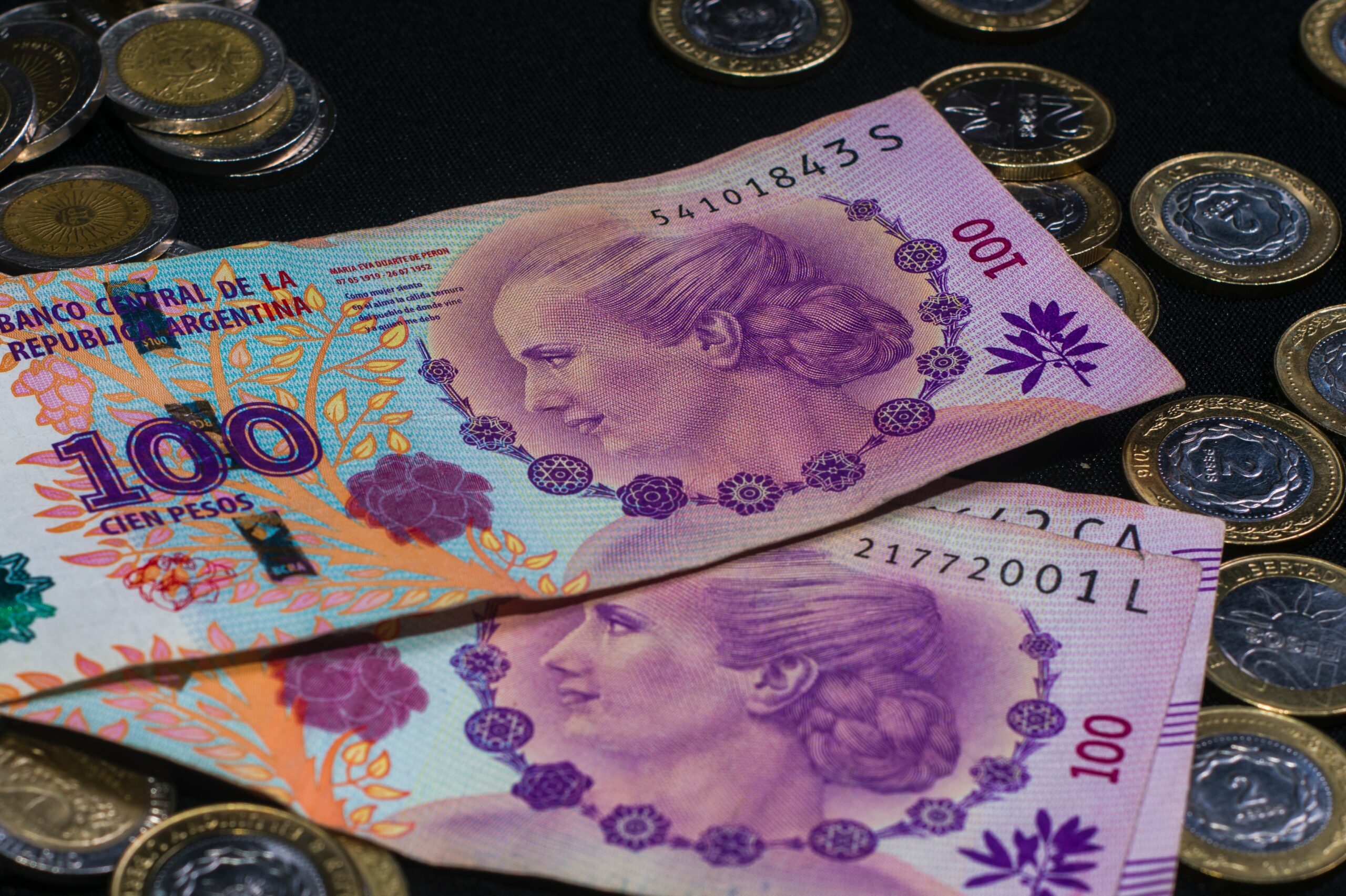 Αργεντινή: Nέο χαρτονόμισμα των 2.000 πέσο, εν μέσω ραγδαίας υποτίμησης του εθνικού νομίσματος
