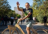Το κόμμα του Πολ Ευμορφίδη με τα ξύλινα ποδήλατα και τις καρδούλες “ΕΥ-κίνηση” κόπηκε από τον Άρειο Πάγο