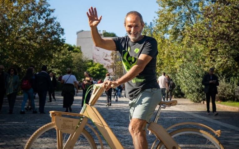 Το κόμμα του Πολ Ευμορφίδη με τα ξύλινα ποδήλατα και τις καρδούλες “ΕΥ-κίνηση” κόπηκε από τον Άρειο Πάγο