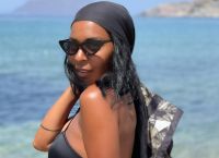Η Θεοδώρα Ρασέλ topless δίπλα από την πισίνα – Ποζάρει με άκρως καλοκαιρινή διάθεση