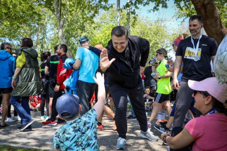 ΠΚΜ: Ο Απ. Τζιτζικώστας στον 17ο Διεθνή Μαραθώνιο “Μέγας Αλέξανδρος”