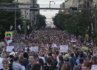 Σερβία: Δεκάδες χιλιάδες πολίτες διαδήλωσαν ξανά κατά της βίας