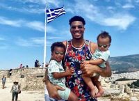 Γιάννης Αντετοκούνμπο: Πλήθος κόσμου για να τον συναντήσει σε ταβέρνα του Βύρωνα