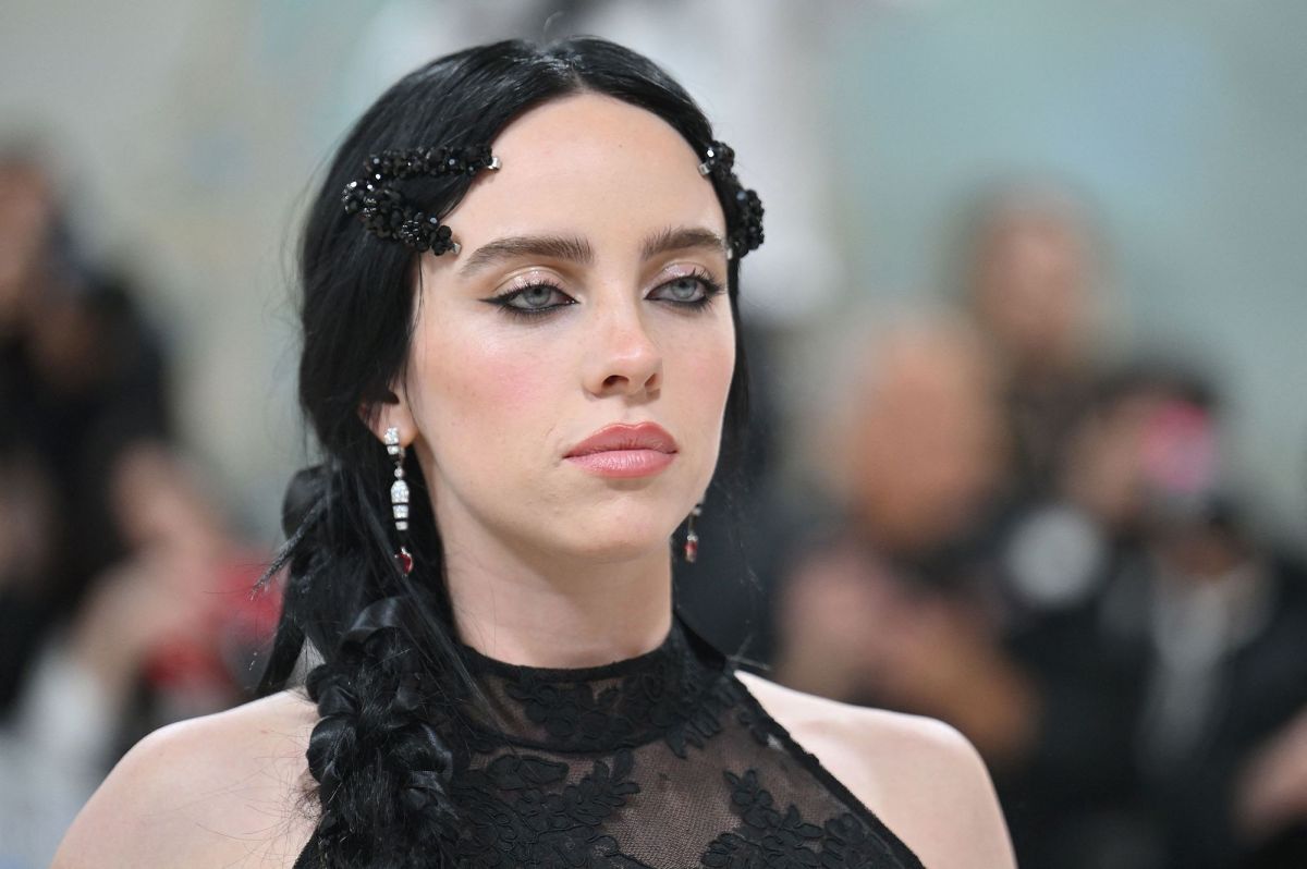 Η Billie Eilish αποκάλυψε το τατουάζ στο στήθος της, ανεβάζοντας φωτογραφία με μικροσκοπικό μπικίνι