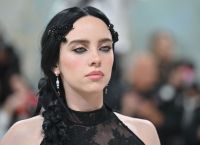 Η Billie Eilish αποκάλυψε το τατουάζ στο στήθος της, ανεβάζοντας φωτογραφία με μικροσκοπικό μπικίνι