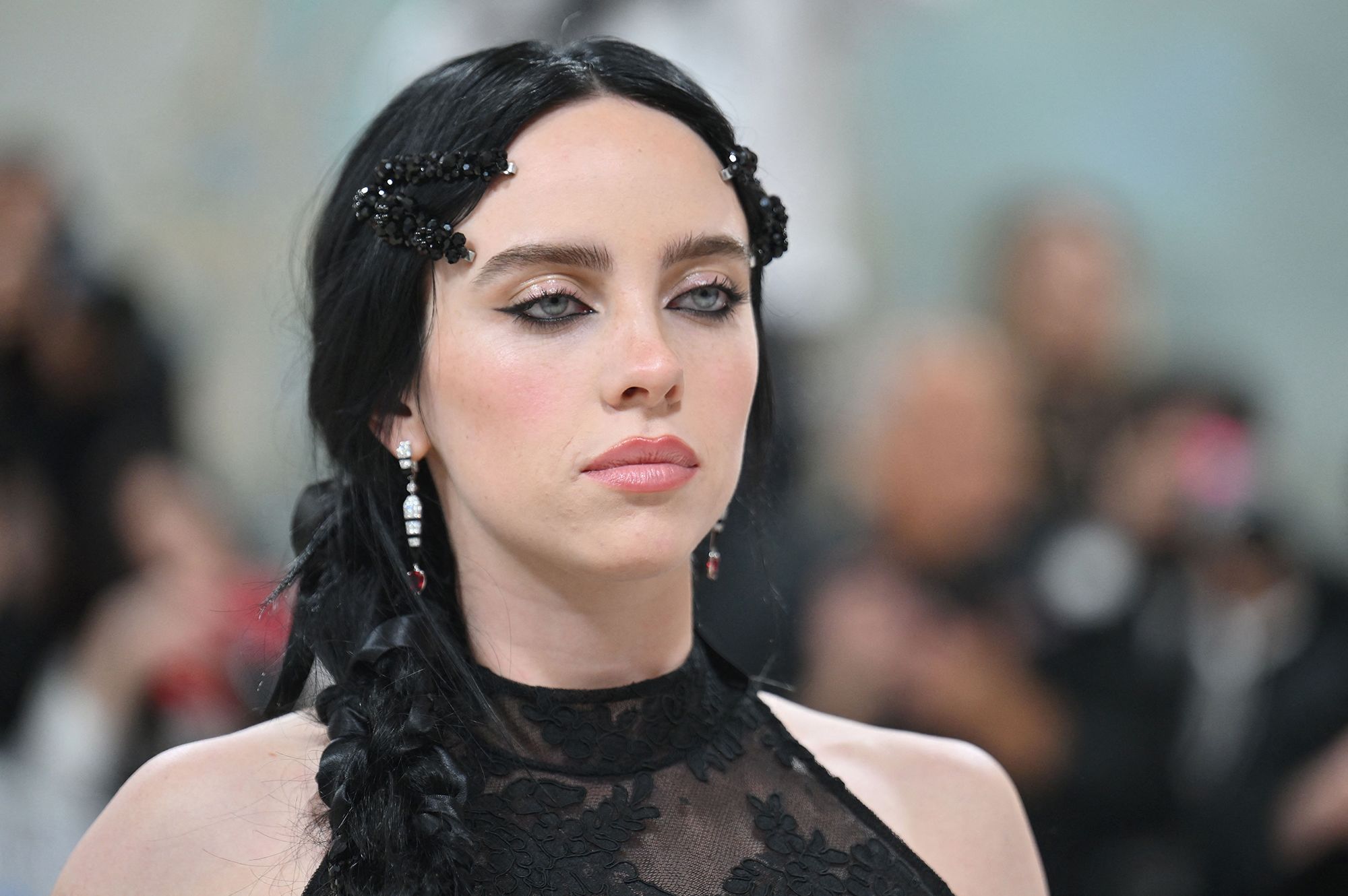 Η Billie Eilish αποκάλυψε το τατουάζ στο στήθος της, ανεβάζοντας φωτογραφία με μικροσκοπικό μπικίνι