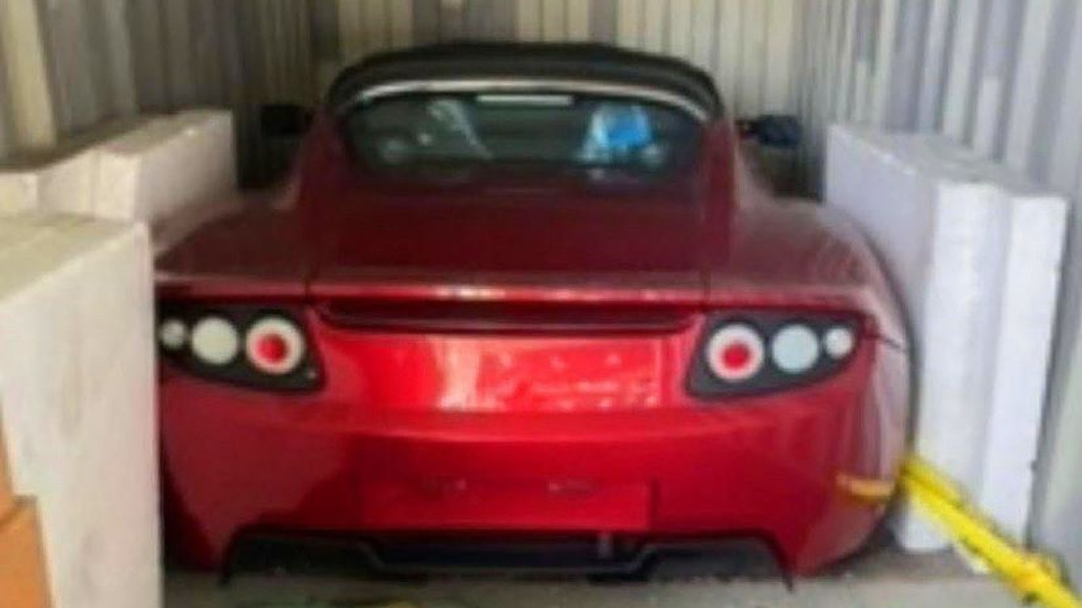 Προσφορά εκατομμυρίων για τα τρία άθικτα Tesla Roadster που βρέθηκαν σε κοντέινερ