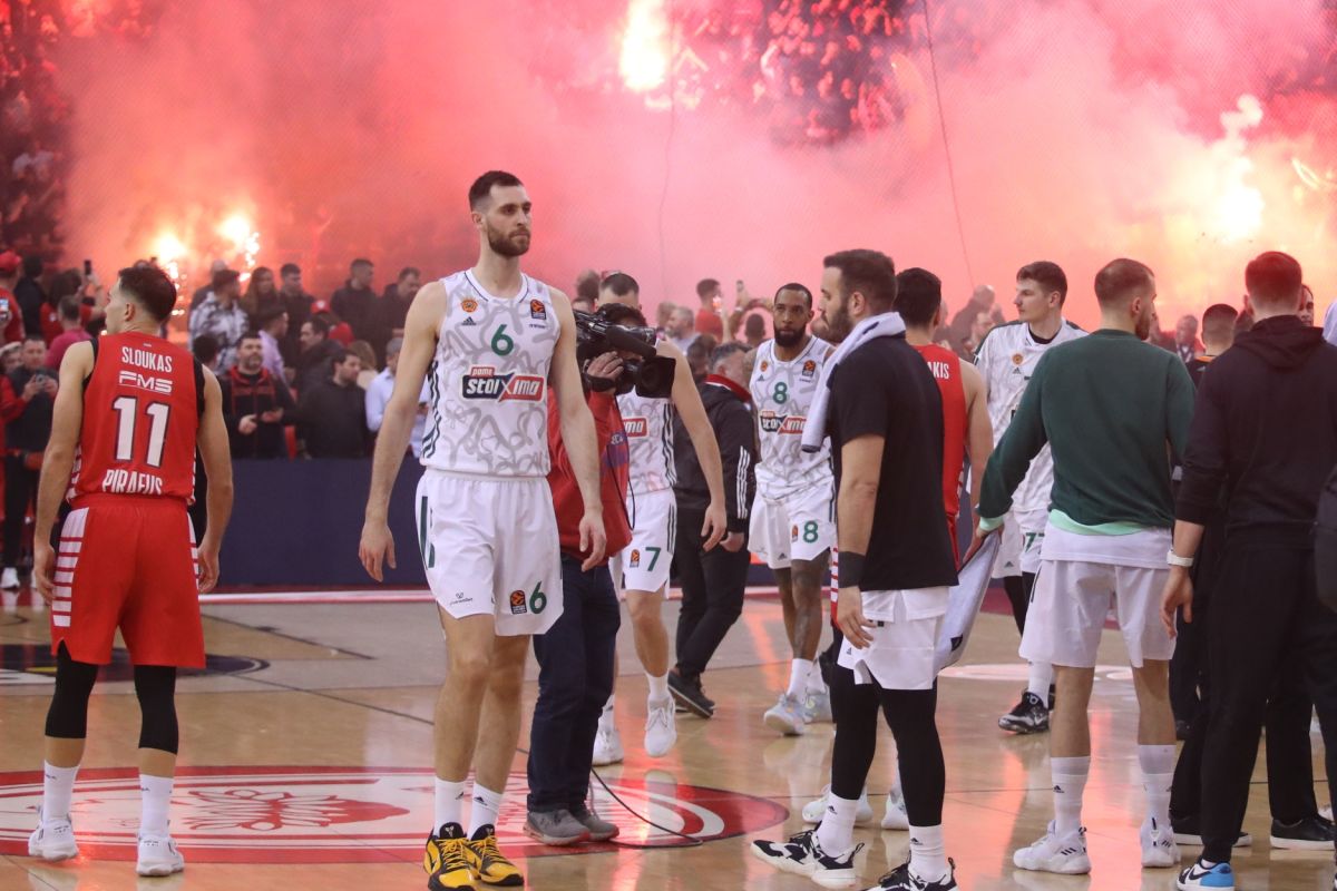 «Γη και ύδωρ» από τους αιωνίους για τον παικταρά