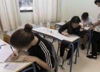 Έδιναν πλαστές βεβαιώσεις αθλητικών διακρίσεων στις πανελλαδικές με κόστος από 3.500 έως 7.000 ευρώ Έδιναν πλαστές βεβαιώσεις αθλητικών διακρίσεων στις πανελλαδικές με κόστος από 3.500 έως 7.000 ευρώ