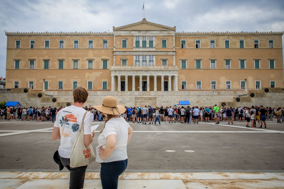 Reuters: Θα καθαρίσει ο Μητσοτάκης τους στάβλους του Αυγεία;