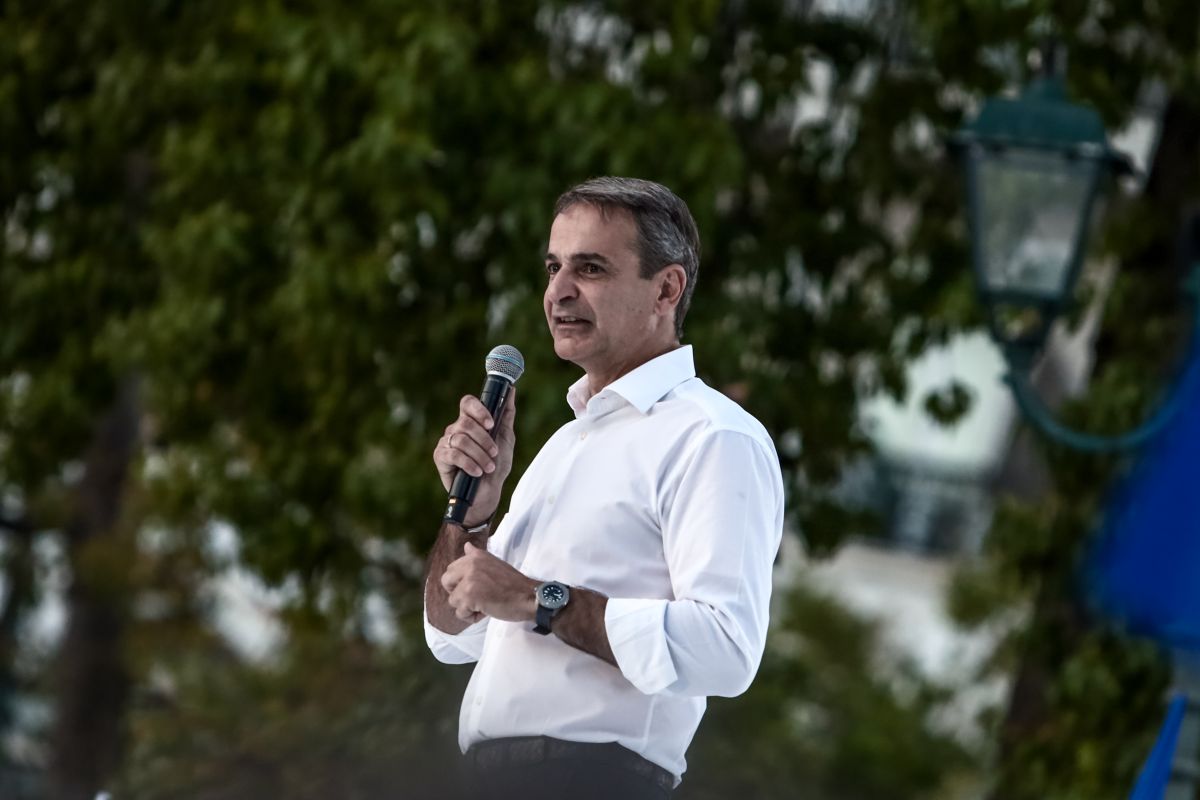 Bloomberg: O Μητσοτάκης επικεντρώνεται στην οικονομία μετά την αποφασιστική νίκη