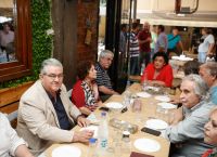 Κουτσούμπας: Παρέθεσε το καθιερωμένο γεύμα στους δημοσιογράφους σε μεζεδοπωλείο
