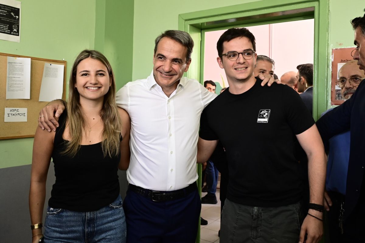 Εκλογές 2023: Για καφέ με την οικογένειά του μετά την κάλπη ο Κυριάκος Μητσοτάκης