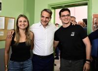 Εκλογές 2023: Για καφέ με την οικογένειά του μετά την κάλπη ο Κυριάκος Μητσοτάκης