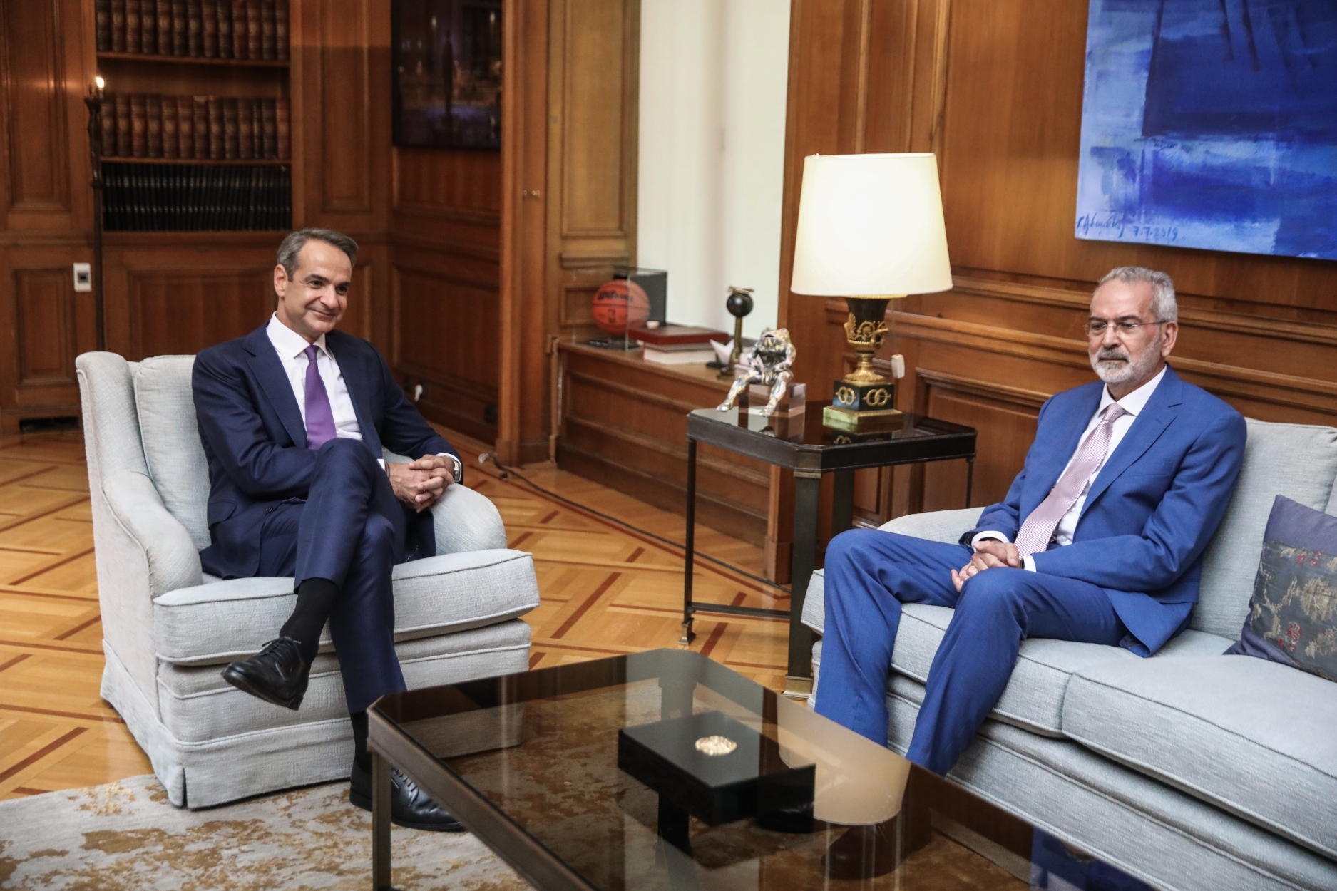 Παρέλαβε από τον Ιωάννη Σαρμά ο Κυριάκος Μητσοτάκης – «Πάμε να πιάσουμε δουλειά – Θα συνεχίσω το έργο μου»