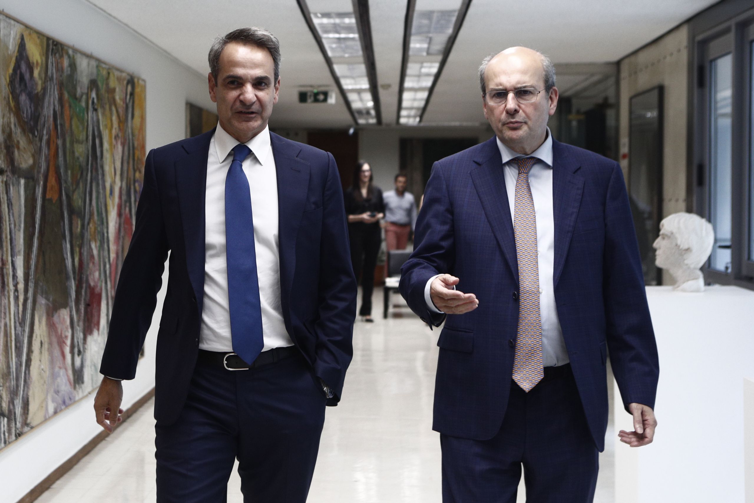Κυβέρνηση: Πακέτο 2 δις ευρώ σε νοικοκυριά