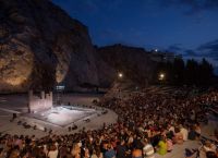 Δημόσια για όλους τους πολίτες τα θέατρα Βράχων Βύρωνα και Υμηττού