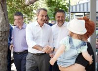 Στο Παλαιό Φάληρο ο Μητσοτάκης: Περιηγήθηκε στην τοπική αγορά και μίλησε με καταστηματάρχες και περαστικούς