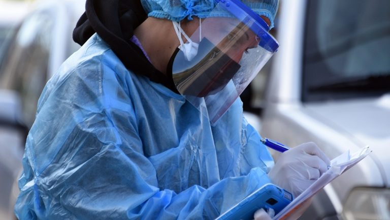 ΕΟΔΥ: 24 θάνατοι λόγω Covid – Αυξήθηκαν θετικότητα και διασωληνώσεις