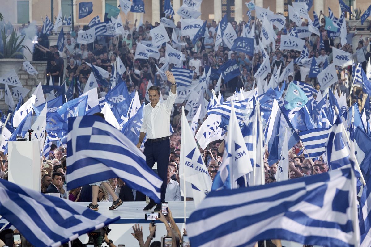 Mitsotakis at Syntagma Square: Political responsibility will lead to national stability