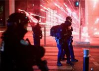 Δολοφονία 17χρονου στη Γαλλία: Τρίτη νύχτα βίας, φωτιές και συλλήψεις – Νεκρός 21χρονος διαδηλωτής