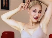 Πηνελόπη Αναστασοπούλου: Ποζάρει με πολύχρωμο μπικίνι και ασημένια δαχτυλίδια