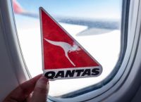 Αυστραλία: Η αεροπορική εταιρεία Qantas καταργεί τις στολές με βάση το φύλο
