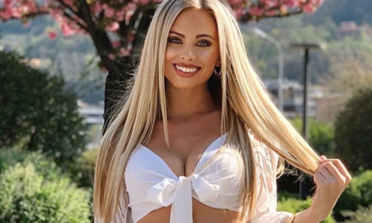 Anet Mlcakova: Η σεξοβόμβα φωτογραφήθηκε με τιγρέ μπικίνι και «κόλασε» τη Μύκονο