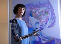Οικιακά αντικείμενα στη London Design Biennale από Ai-Da, το πρώτο ανθρωποειδές ρομπότ