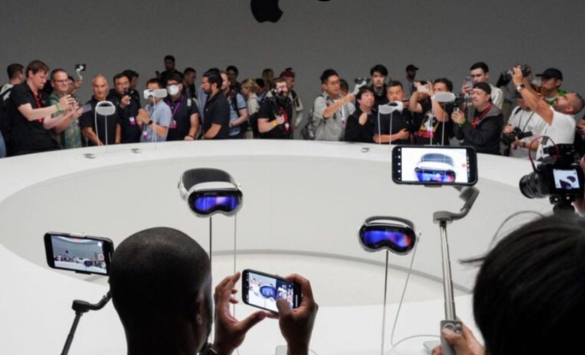Ήρθε η ώρα της εικονικής πραγματικότητας; Η Apple προσπερνά τη Meta με ένα headset