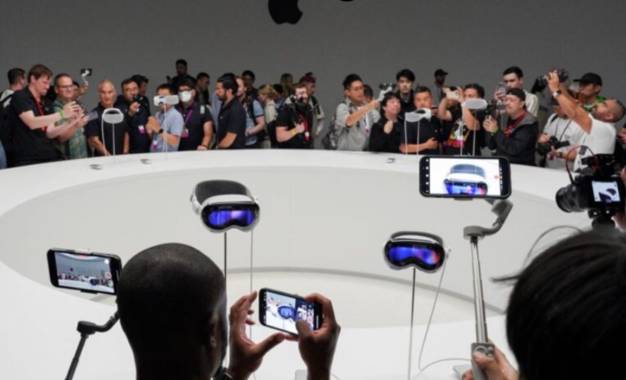 Ήρθε η ώρα της εικονικής πραγματικότητας; Η Apple προσπερνά τη Meta με ένα headset