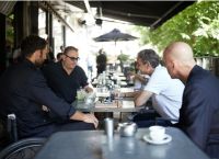 Καφές του Κυριάκου Μητσοτάκη με τον Άντωνη Ρέμο και τον Αντώνη Τσαπατάκη