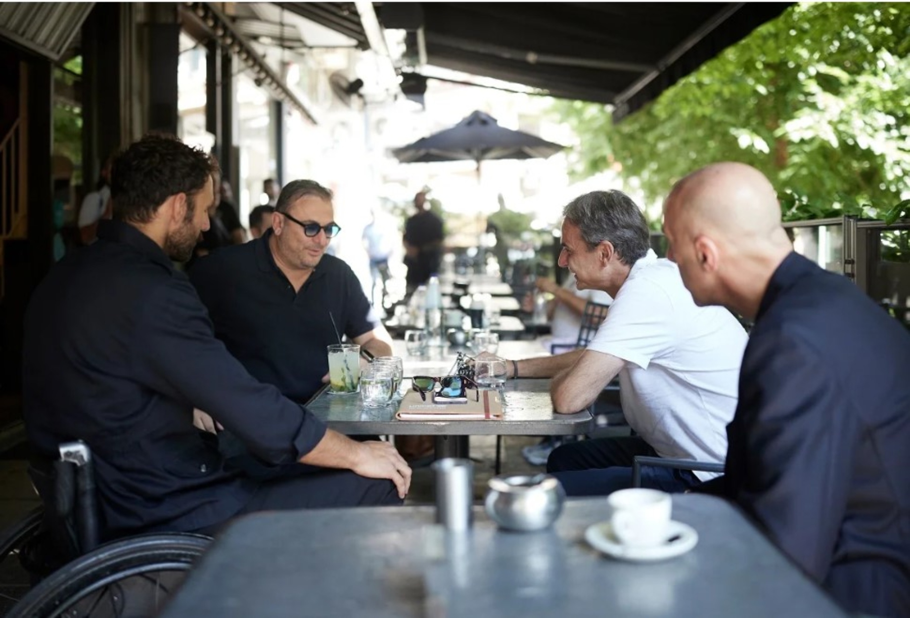Καφές του Κυριάκου Μητσοτάκη με τον Άντωνη Ρέμο και τον Αντώνη Τσαπατάκη