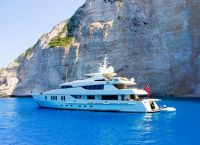 Greek authorities rescue 90 migrants from yacht sailing to Italy