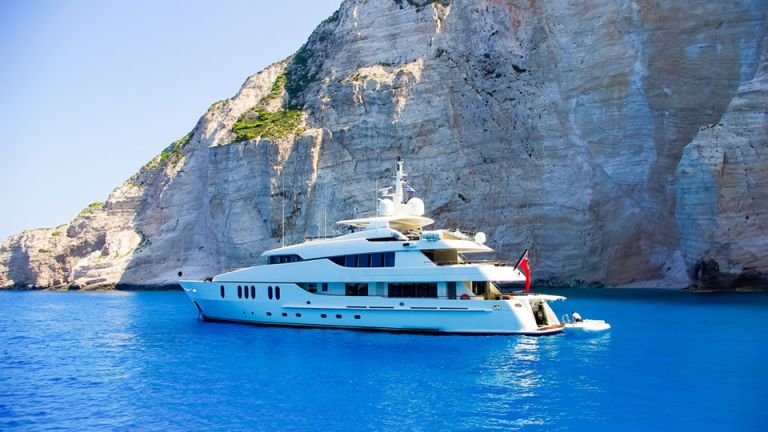 Greek authorities rescue 90 migrants from yacht sailing to Italy