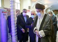 Le Monde: Πυρηνικά: Συνάντηση Ευρωπαίων και Ιρανών στο Άμπου Ντάμπι