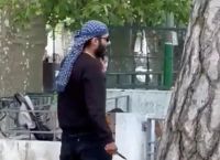 Σοκαρισμένοι οι Γάλλοι: Ποιος είναι ο δράστης της επίθεσης με μαχαίρι σε παιδική χαρά