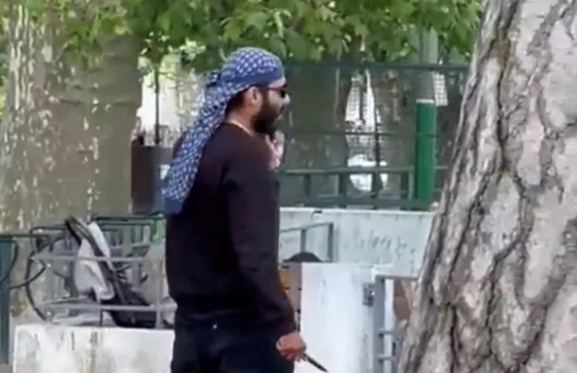 Σοκαρισμένοι οι Γάλλοι: Ποιος είναι ο δράστης της επίθεσης με μαχαίρι σε παιδική χαρά