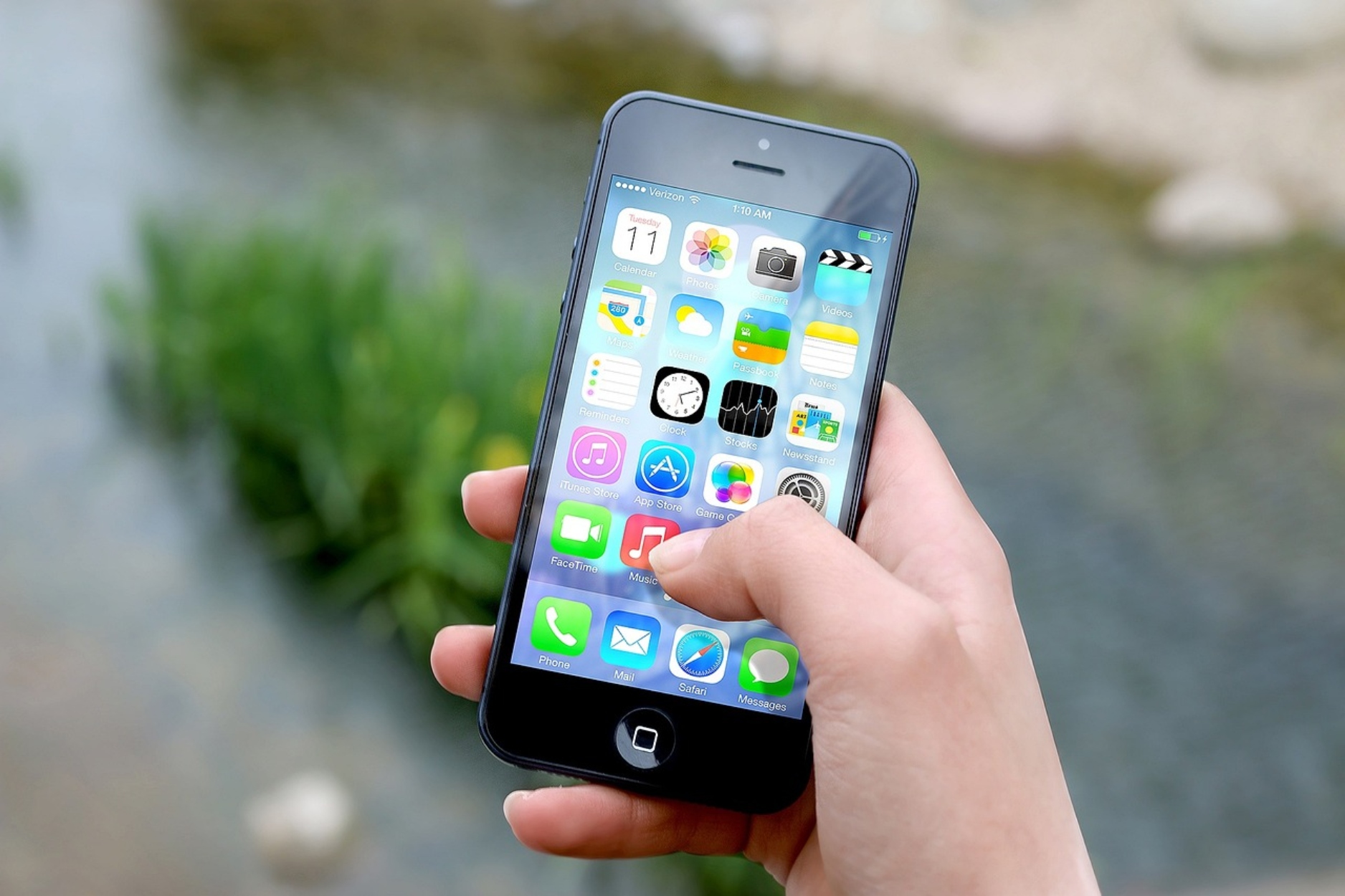 Γενιά Ζ: Από το smartphone στο «χαζό τηλέφωνο»
