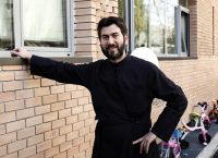 Κιβωτός: Ελεύθερος με περιοριστικούς όρους ο πατέρας Αντώνιος