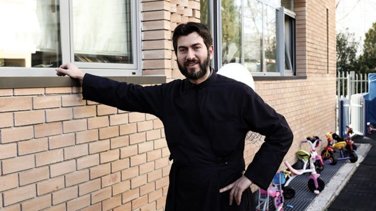 Κιβωτός: Ελεύθερος με περιοριστικούς όρους ο πατέρας Αντώνιος