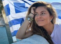 Μαρία Μενούνος: Γονάτισε μπροστά στον τάφο του Αγίου Νεκταρίου