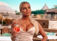 Η εκρηκτική τηλεπερσόνα και influencer… αναστάτωσε τη Μύκονο – “Ασυγκράτητη” με τον σύντροφό της