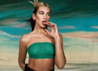 Dua Lipa: Με σούπερ ροζ διάφανο μπικίνι «έριξε» το Instagram
