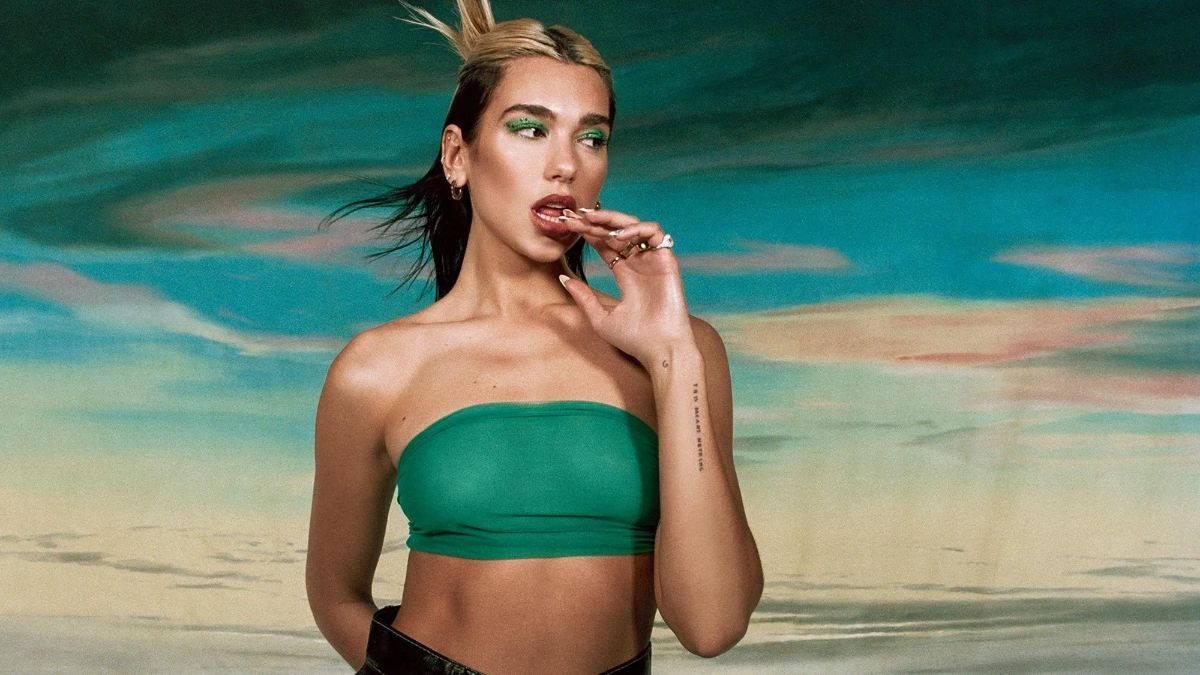 Dua Lipa: Με σούπερ ροζ διάφανο μπικίνι «έριξε» το Instagram