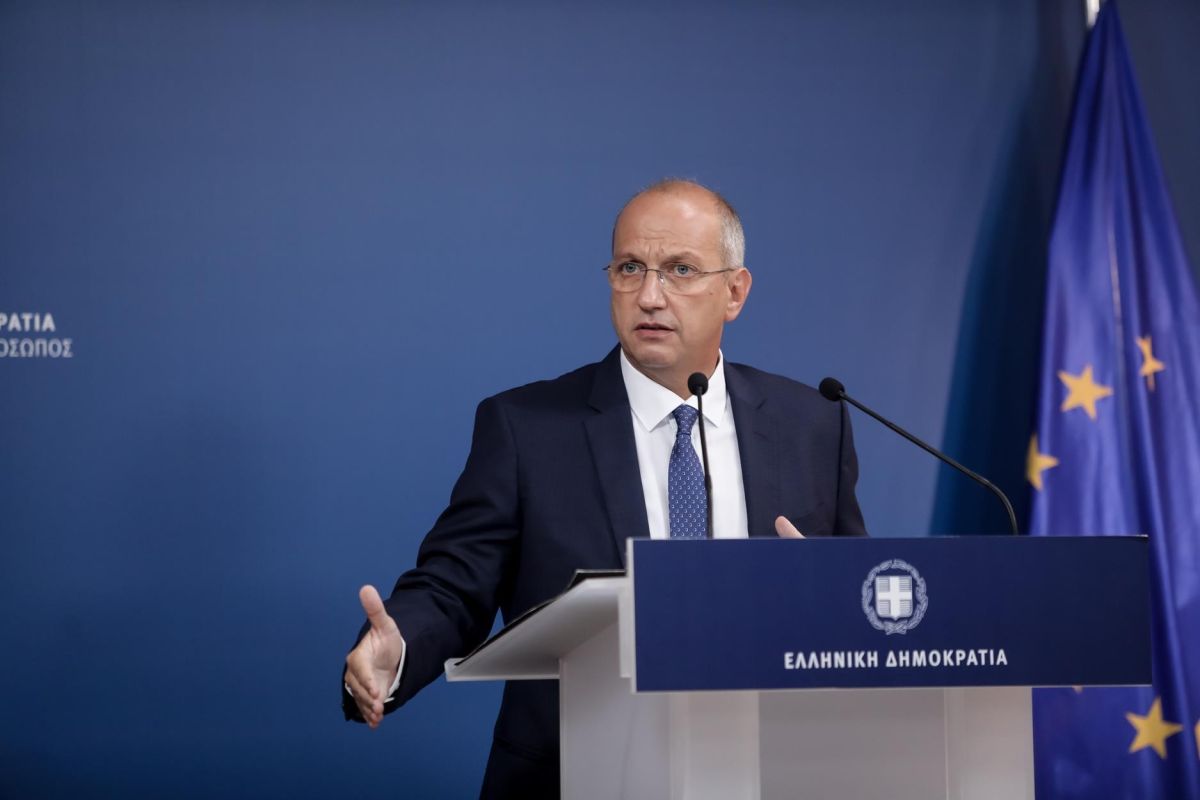 Οικονόμου: Τηλεφωνική επικοινωνία με τη Λαρισαία αστυνομικό, θύμα ενδοοικογενειακής βίας