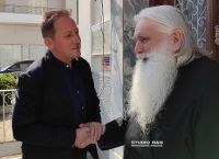 Πέτσας: Χειροφίλημα στον Μητροπολίτη Αργολίδος
