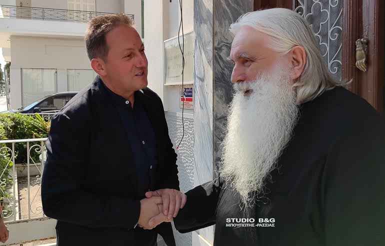 Πέτσας: Χειροφίλημα στον Μητροπολίτη Αργολίδος