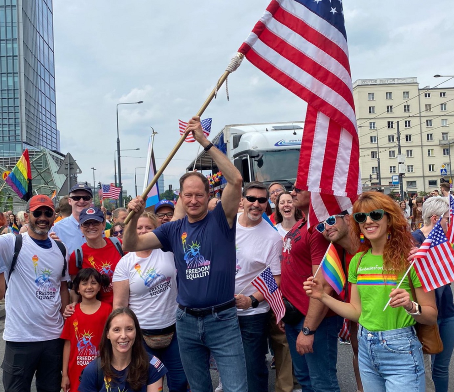Pride Βαρσοβίας: Μεγάλη παρέλαση για την ΛΟΑΤΚΙ+ κοινότητα- Μπροστάρης ο Αμερικανός πρέσβης